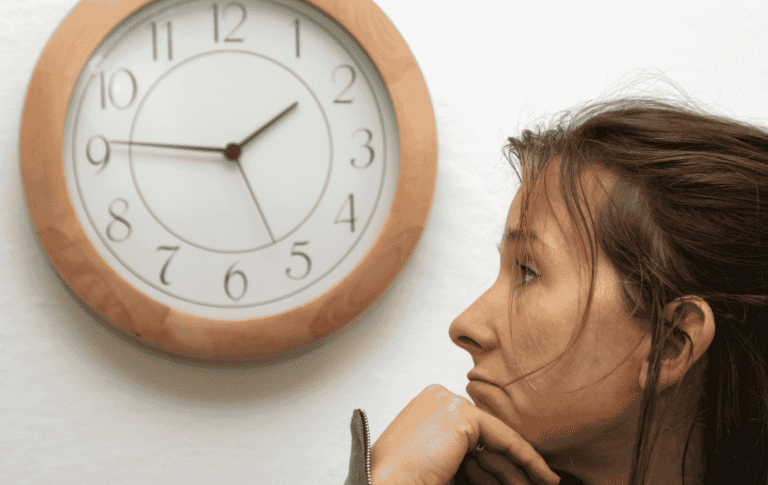 vrouw die wacht